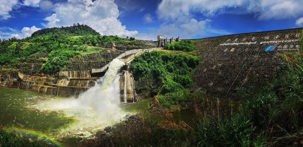 2018年6月22日在柬埔寨戈公省拍攝的中國援柬額勒賽水電站上大壩。