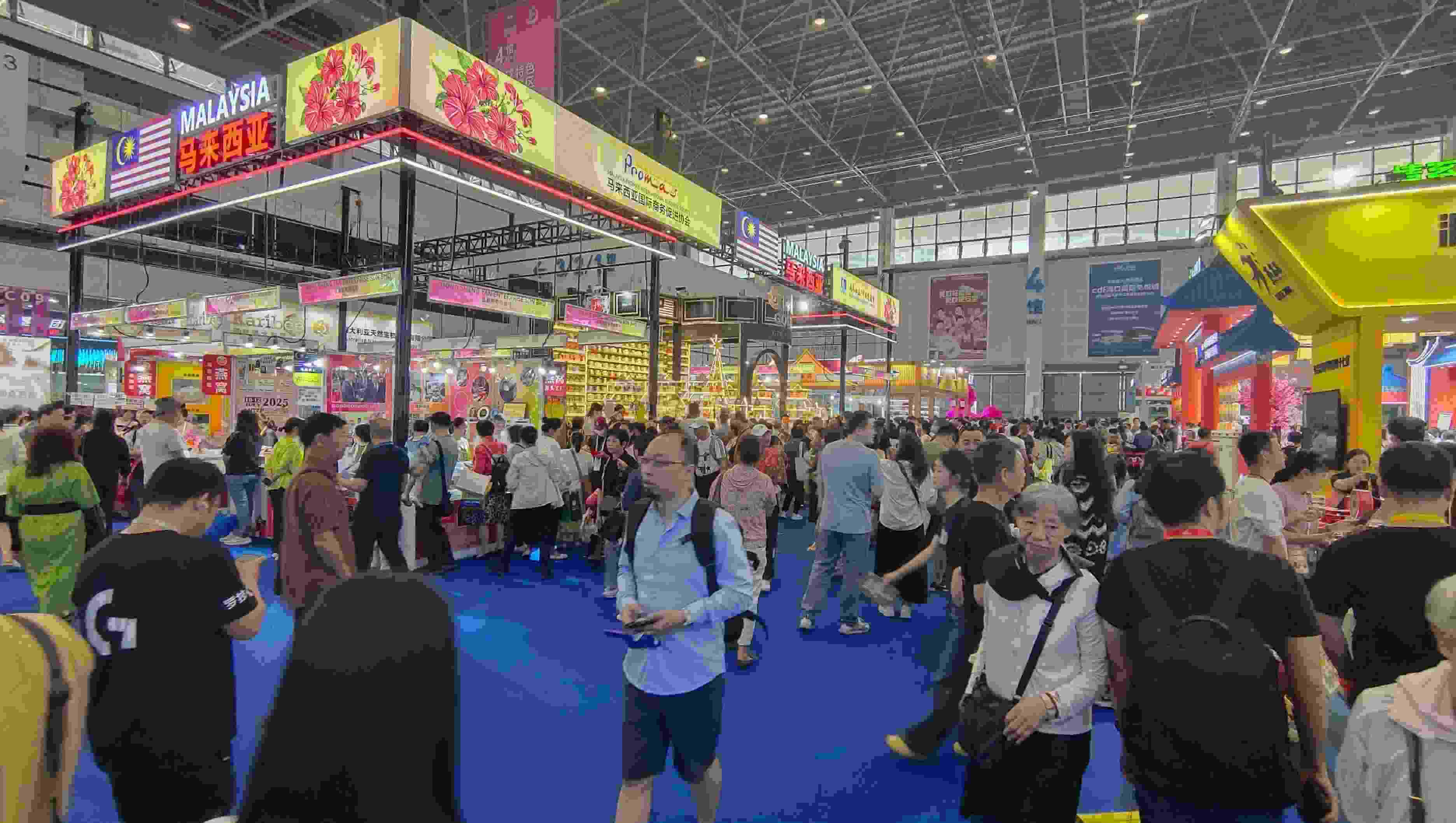 消博會(huì)迎來公眾開放日，眾多市民、客商來到展館參觀、購物。人民網(wǎng)記者 李彤?dāng)z