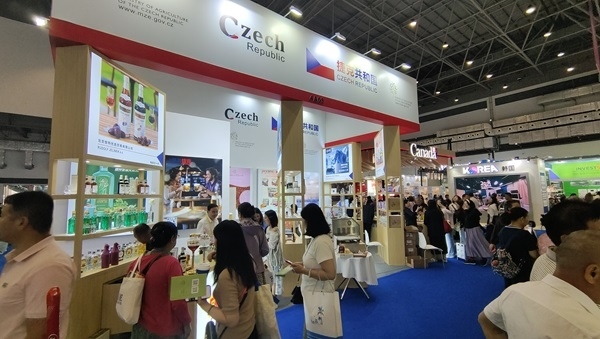 觀展者在各國展臺(tái)采購、咨詢。人民網(wǎng)記者 李彤?dāng)z