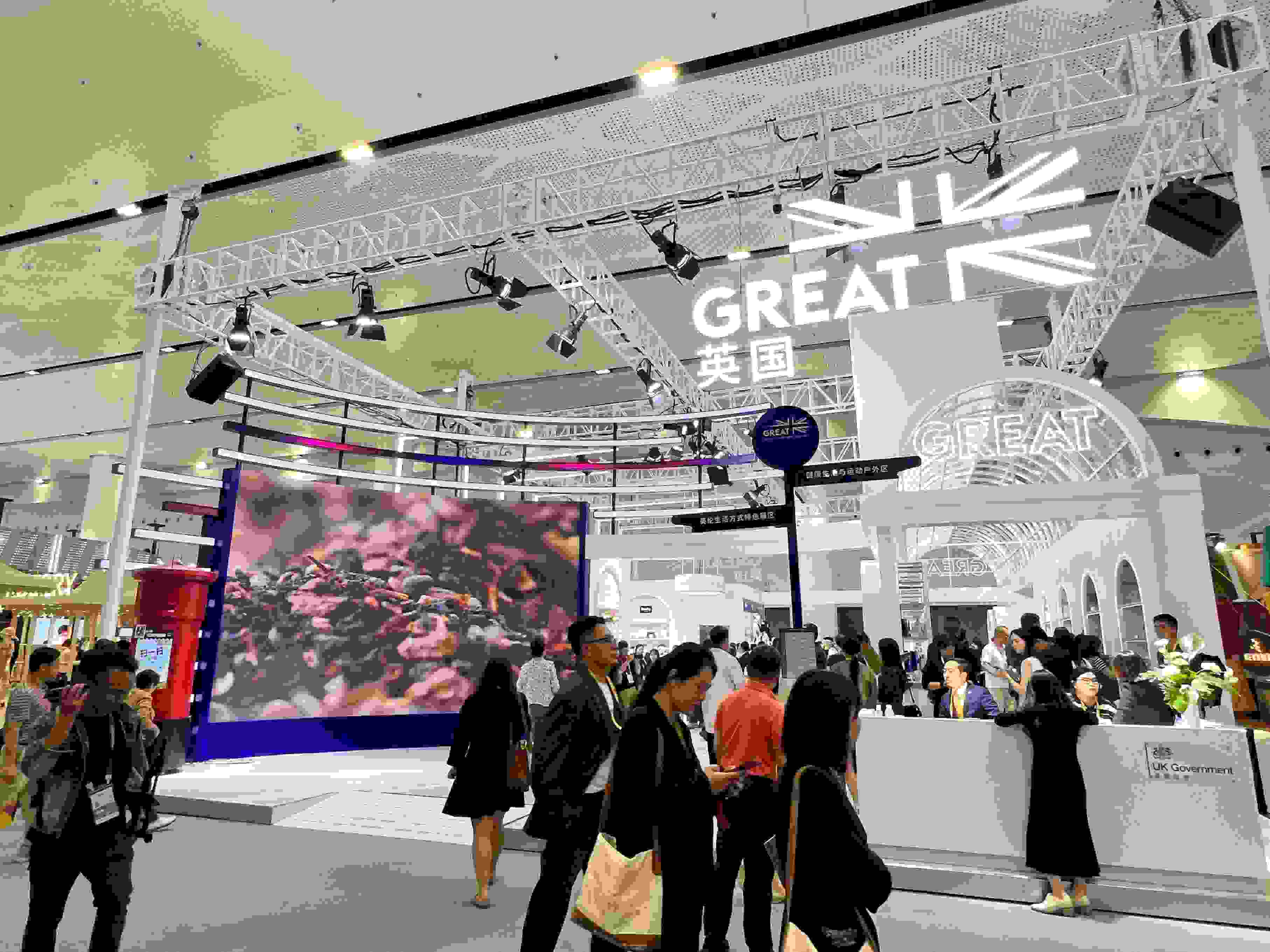 在消博會(huì)上，主賓國英國國家館開館。人民網(wǎng)記者 趙瞳攝