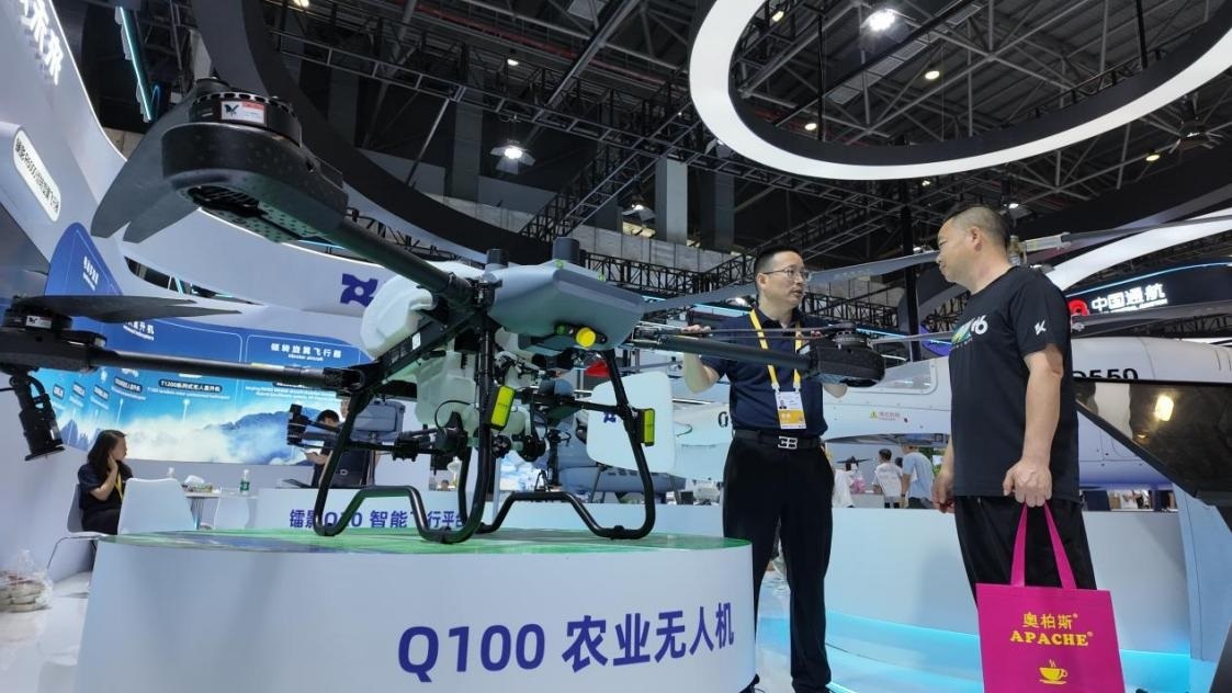 低空經(jīng)濟(jì)展區(qū)展出的農(nóng)業(yè)無人機(jī)裝備。人民網(wǎng) 歐陽易佳攝