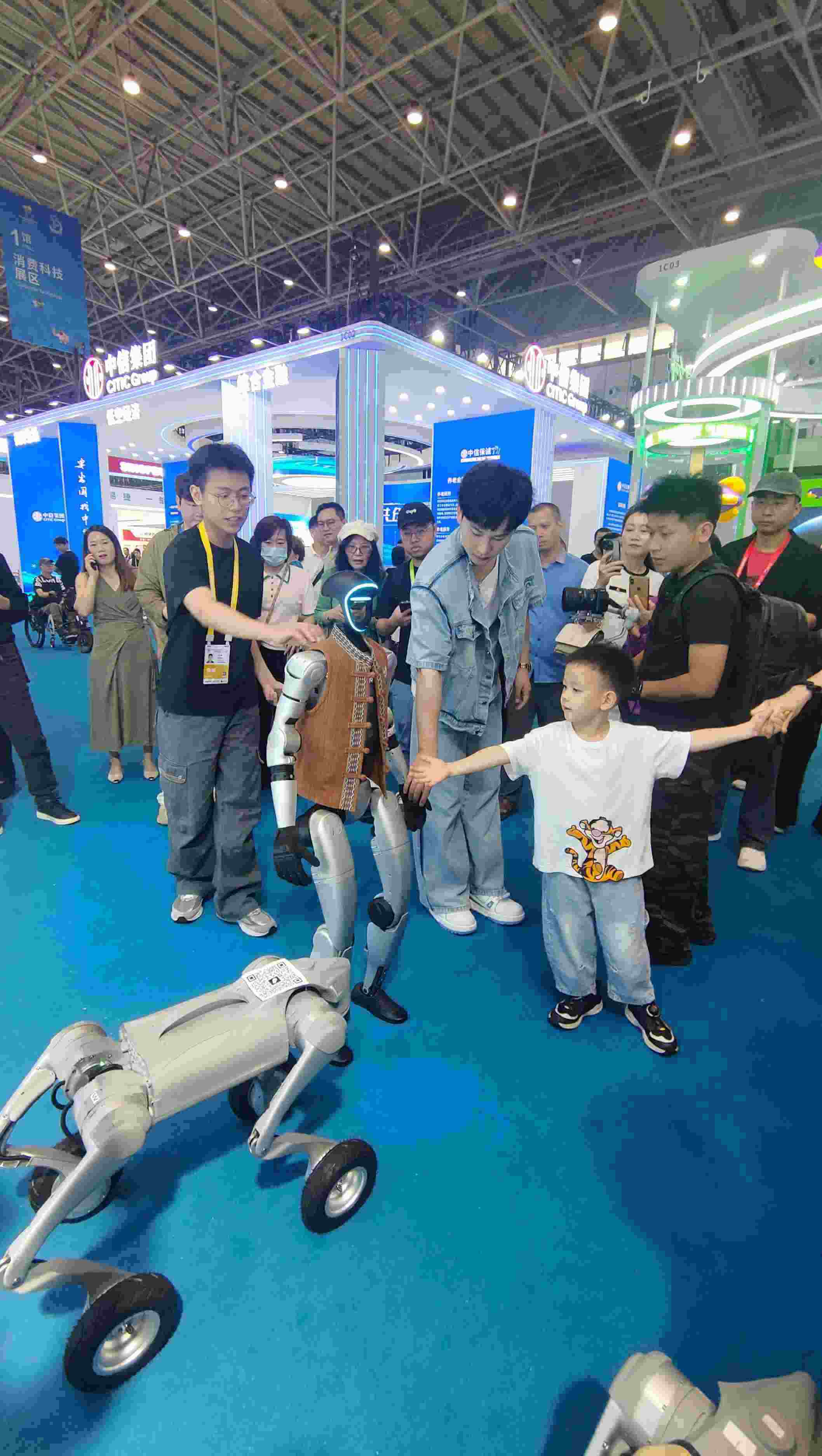 消博會(huì)現(xiàn)場(chǎng)，機(jī)器人等科技消費(fèi)產(chǎn)品吸引觀展者駐足。人民網(wǎng)記者 李彤?dāng)z