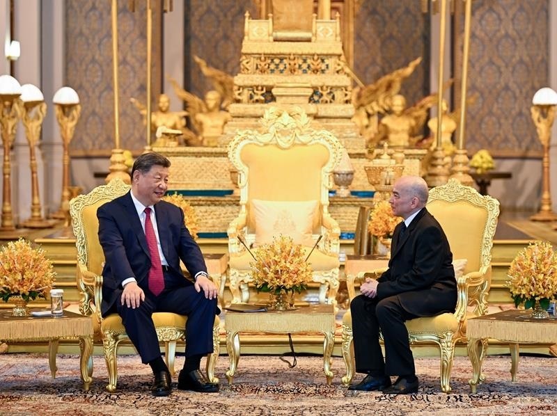 4月17日，柬埔寨國王西哈莫尼同習近平主席在金邊王宮舉行會見。