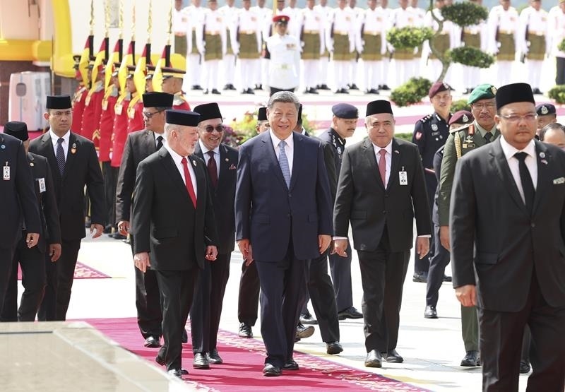 4月16日，馬來西亞最高元首易卜拉欣在馬來西亞國家王宮廣場為習近平主席舉行隆重歡迎儀式。