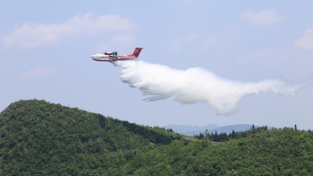 AG600飛機(jī)在四川西昌開展典型滅火場景驗(yàn)證試飛科目（2023年6月攝）。新華社發(fā)（中國航空工業(yè)集團(tuán)供圖）