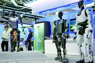 3月27日，在中關(guān)村展示中心常設(shè)展上，人形機(jī)器人“天工”向參觀者招手示意。新華社記者 鞠煥宗攝