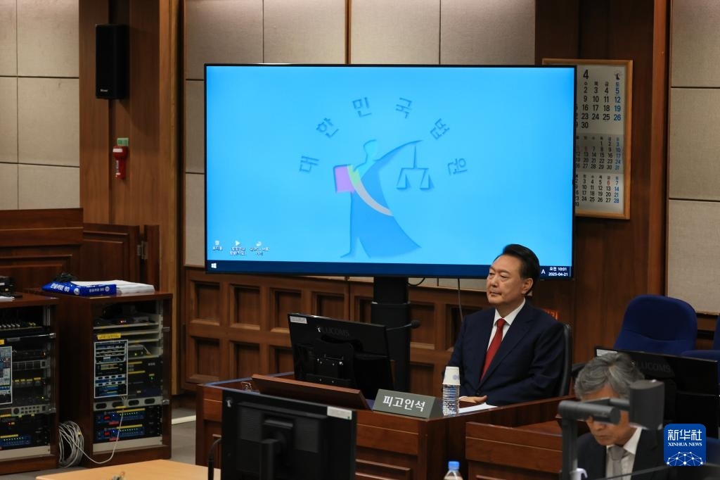 4月21日，尹錫悅在韓國首爾中央地方法院出席庭審。新華社/紐西斯通訊社