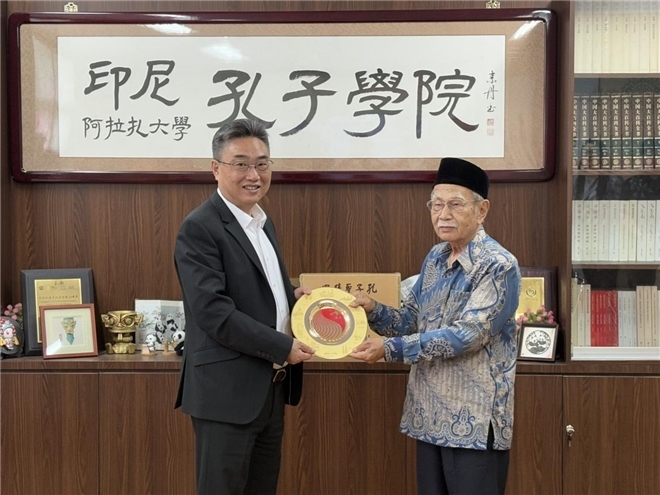 雙方交換禮物。活動主辦方供圖