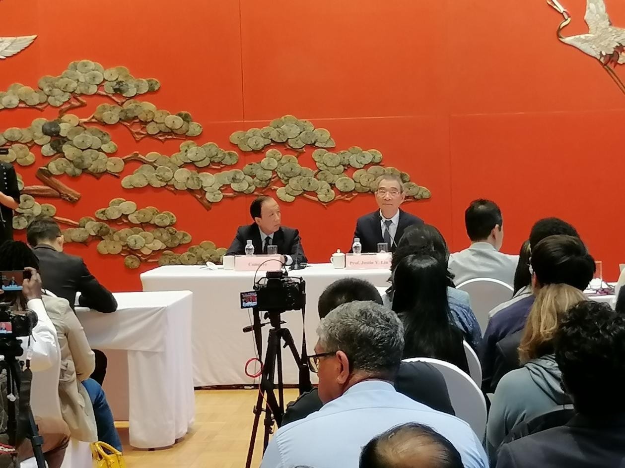 圖為21日舉行的“臨甲7號沙龍”，林毅夫（右一）在回答中外媒體記者的提問。 人民網(wǎng)記者 李瀟攝