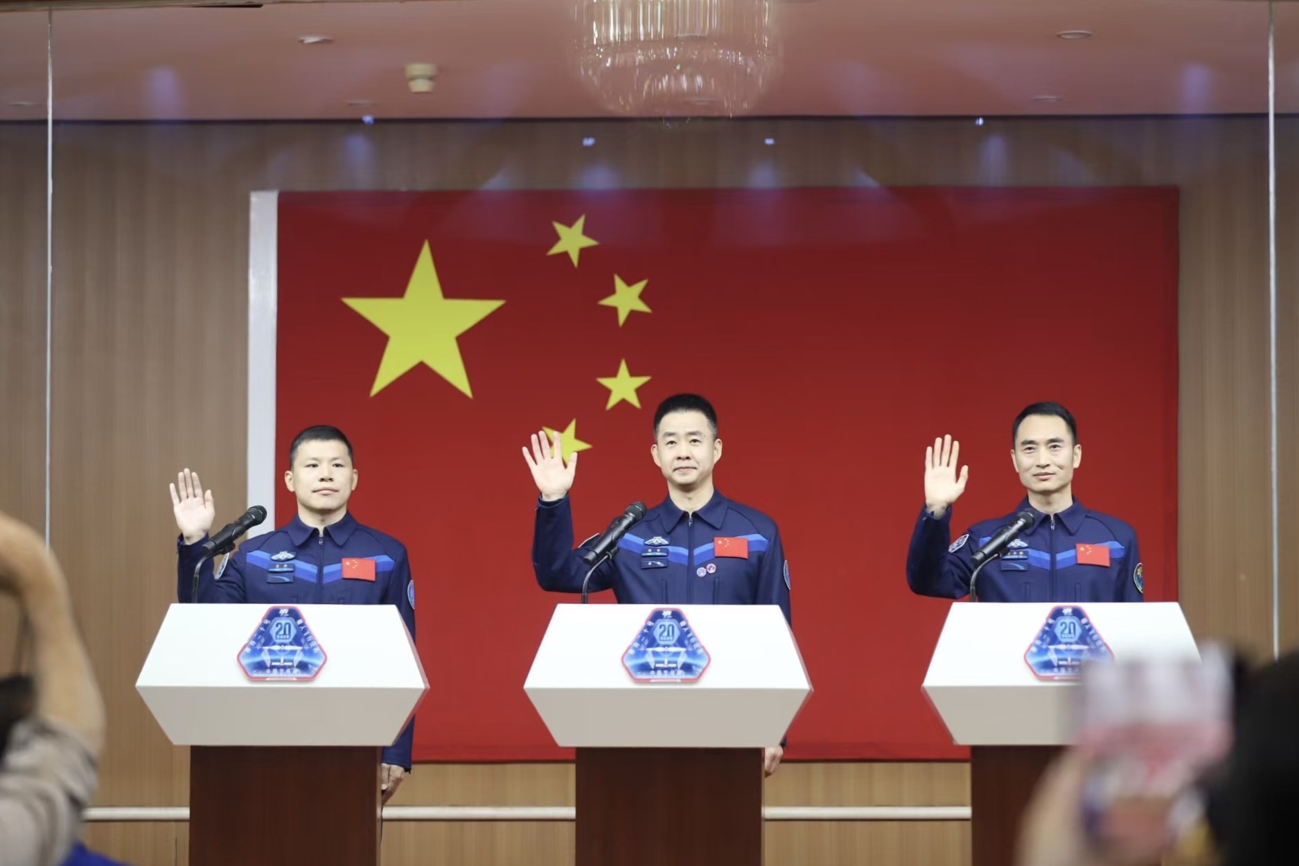 4月23日，神舟二十號(hào)航天員乘組在酒泉衛(wèi)星發(fā)射中心問(wèn)天閣與中外媒體記者集體見(jiàn)面。人民網(wǎng)記者 黃帆攝