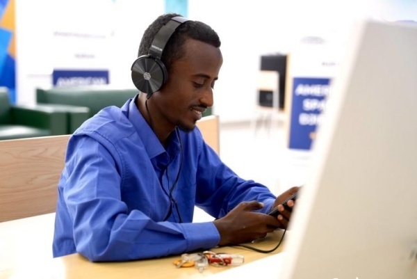 在明亮現(xiàn)代的信息技術(shù)閱覽室，當(dāng)?shù)刈x者正在沉浸式學(xué)習(xí)，塔里克·易卜拉欣攝