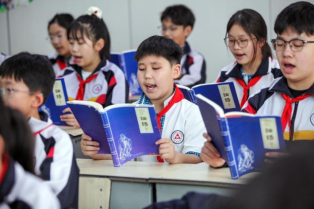 △2025年4月21日，河南焦作，學(xué)生們?cè)谡b讀《論語(yǔ)》。