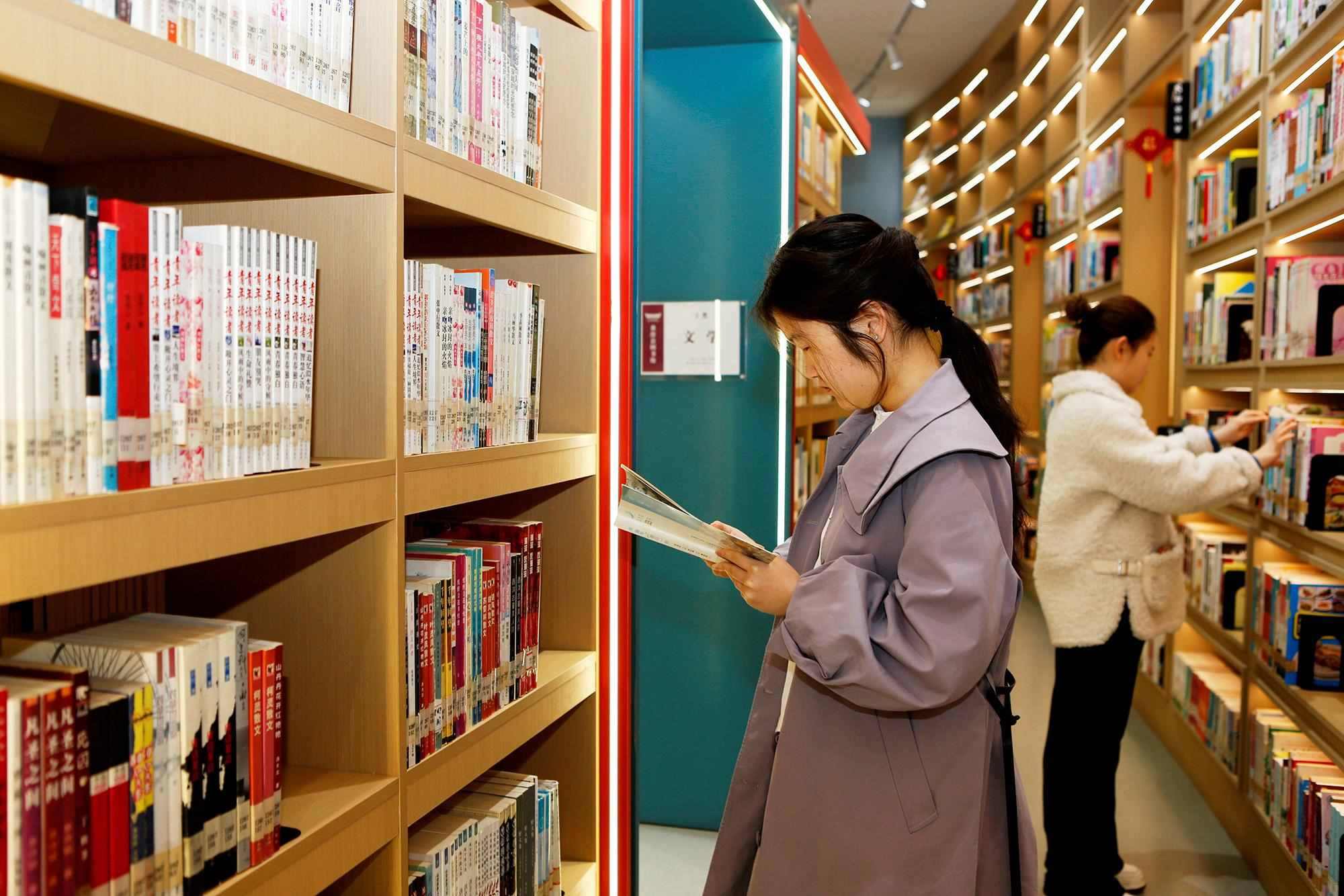 △2025年3月29日，讀者在山西臨汾市襄汾縣圖書(shū)館閱讀。