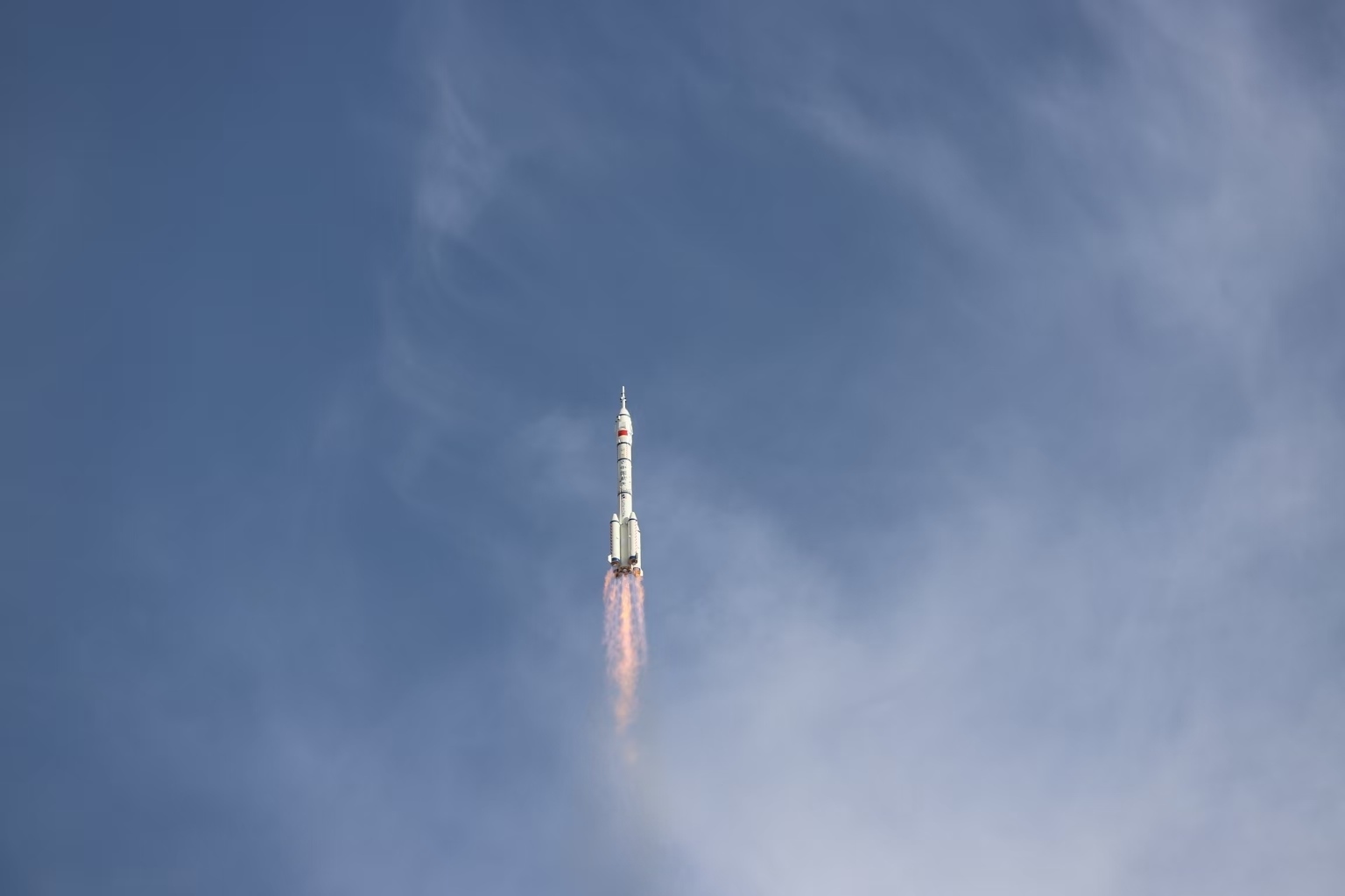 長征二號F遙二十運載火箭點火發(fā)射。人民網(wǎng)記者 黃帆攝