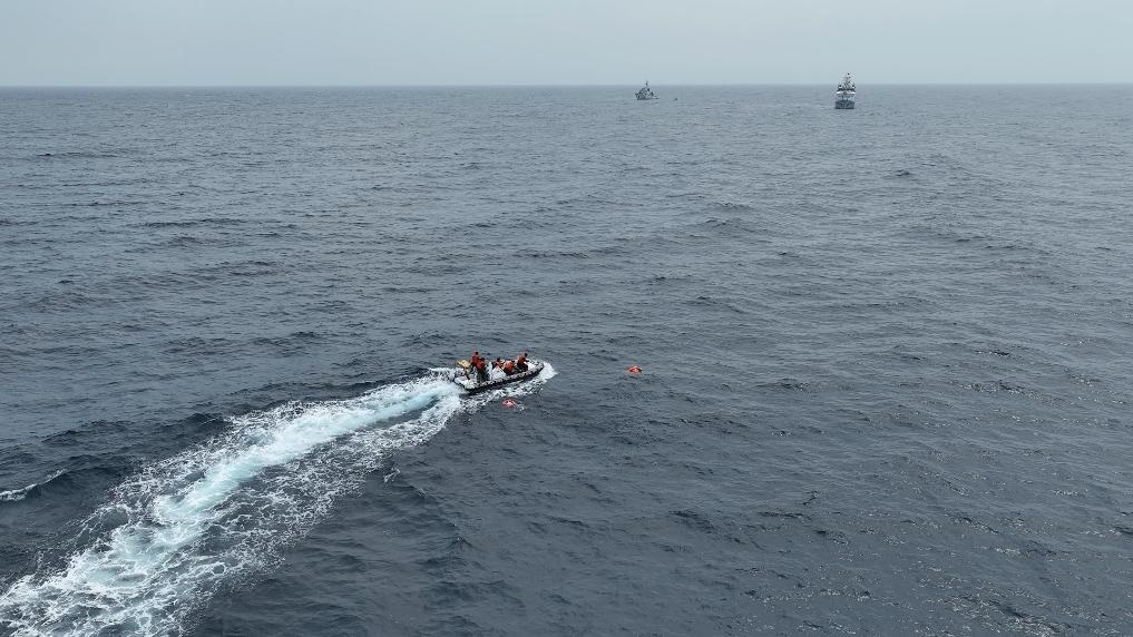 4月23日，中越海警開展海上聯(lián)合搜救演練，模擬營救落水人員。（中國海警供圖）