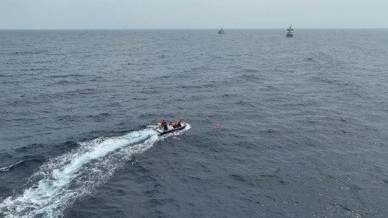 4月23日，中越海警開展海上聯(lián)合搜救演練，模擬營救落水人員。（中國海警供圖）