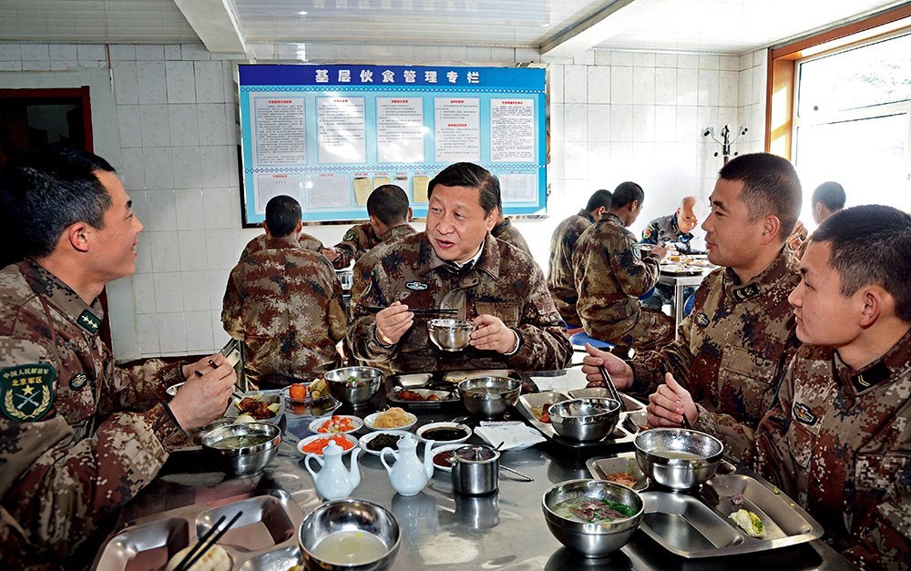 2014年1月26日，習(xí)近平主席專程來(lái)到內(nèi)蒙古軍區(qū)邊防某部，親切看望慰問(wèn)戍邊官兵。這是在連隊(duì)食堂，習(xí)近平主席同戰(zhàn)士們一起用餐。