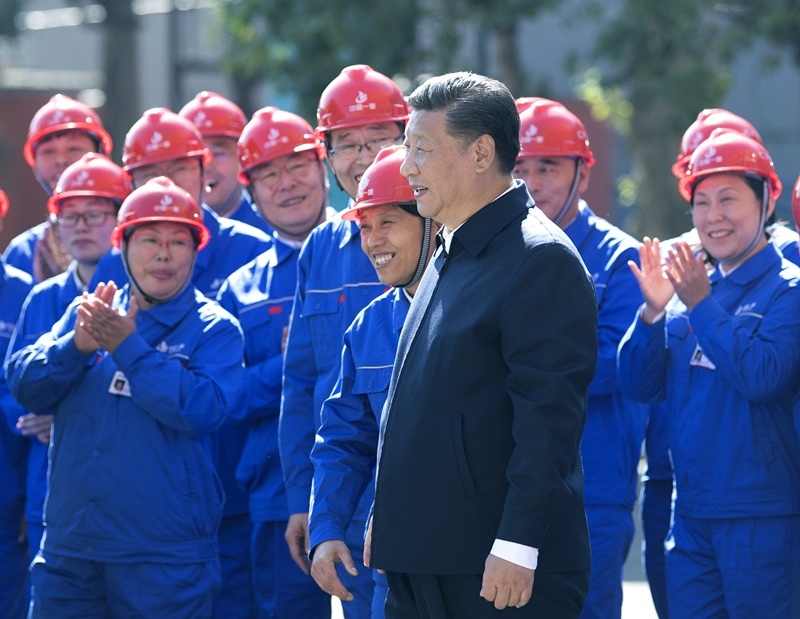 2018年9月26日，在中國(guó)一重集團(tuán)，習(xí)近平總書記走到工人中間，同大家親切交流。