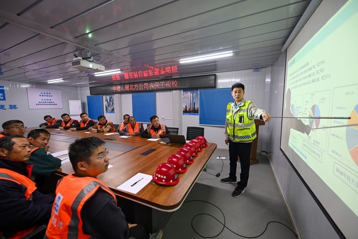 2024年11月13日，在中建二局北方公司天津項目部，工程技術人員為勞動者開展技能培訓。新華社記者 孫凡越 攝