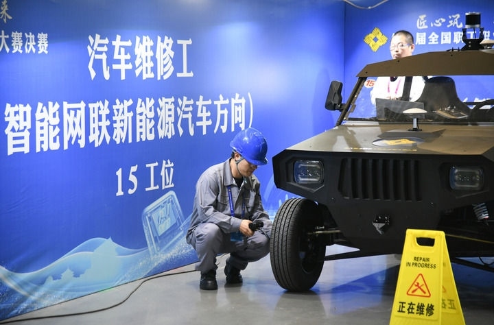 2024年9月11日，由全國總工會、人力資源和社會保障部等單位主辦的第八屆全國職工職業(yè)技能大賽決賽在陜西開幕。這是選手在位于西安國際會展中心的比賽場地參加汽車維修工（智能網聯(lián)新能源汽車方向）工種比賽。新華社記者 張博文 攝