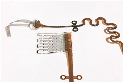 新開(kāi)發(fā)的ABI旨在輕柔地貼合腦組織，提高信號(hào)精度和患者舒適度。圖片來(lái)源：瑞士洛桑聯(lián)邦理工學(xué)院