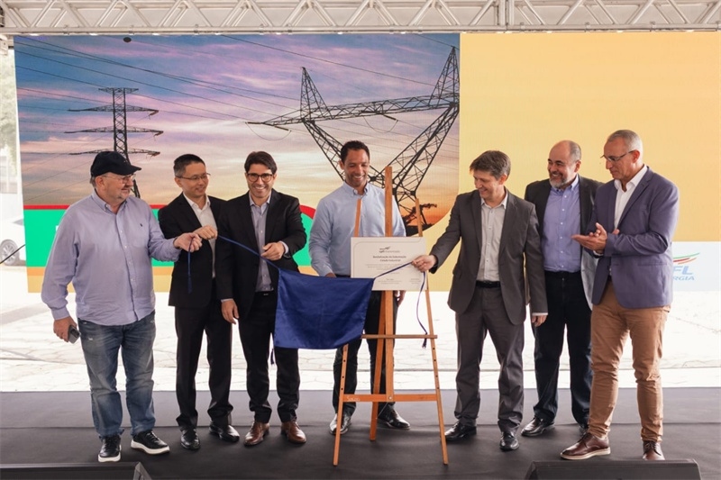 CPFL公司執(zhí)行副總裁弗拉維奧·恩里克·里貝羅（中）、CPFL輸電公司總裁李甫（左二）、南里奧格蘭德州州議員阿洛伊西奧·克拉斯曼（左一）、州長(zhǎng)代表豪爾赫·波佐邦（右一）等出席投運(yùn)儀式。 中國(guó)國(guó)家電網(wǎng)巴西電力CPFL公司供圖