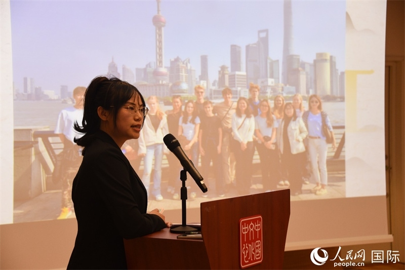 斯德哥爾摩考試中心經(jīng)理陳曦介紹“漢語水平考試”情況。人民網(wǎng)記者 殷淼攝