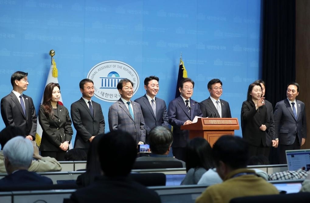 4月11日，李在明在韓國(guó)首爾舉行的新聞發(fā)布會(huì)上介紹他的總統(tǒng)競(jìng)選團(tuán)隊(duì)。新華社記者姚琪琳攝