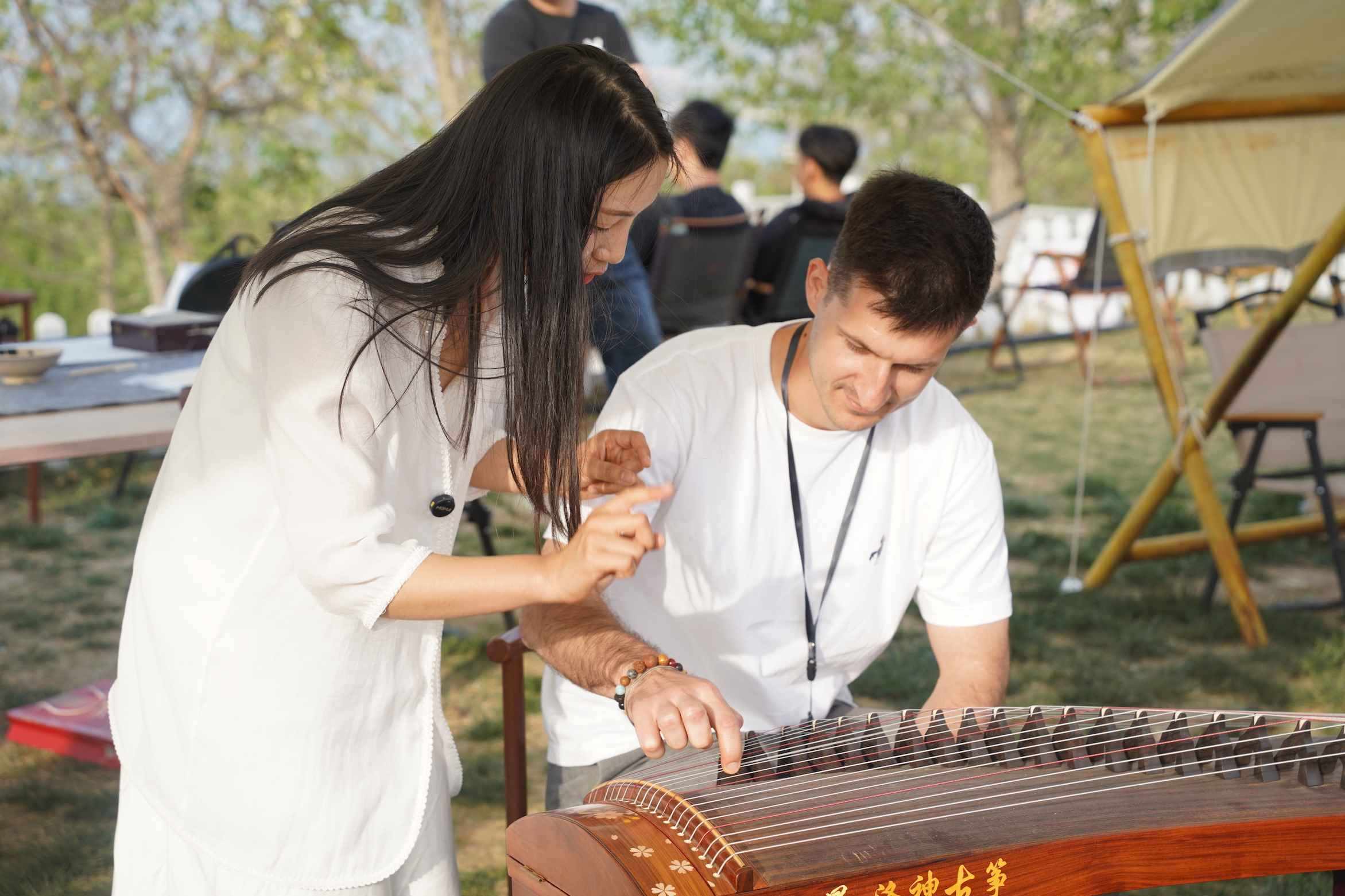 外媒體記者古箏體驗(yàn)。主辦方供圖