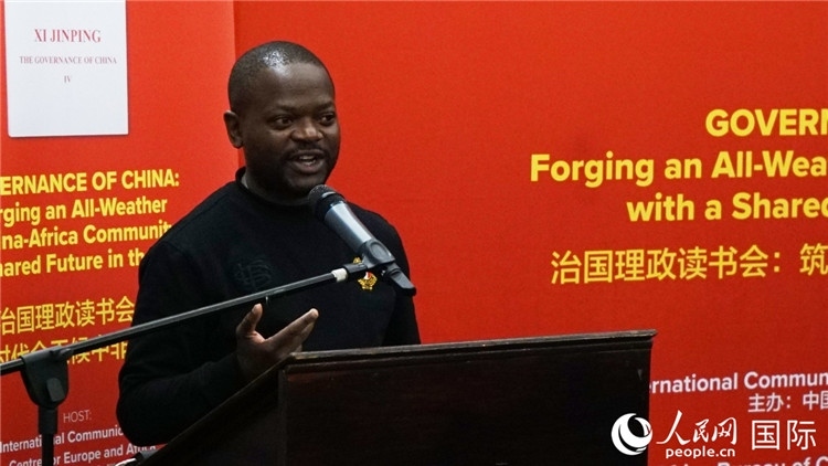 約翰內斯堡大學非洲中國研究中心研究員葛迪恩·吉通加在讀書會上發(fā)言。人民網 劉暢攝