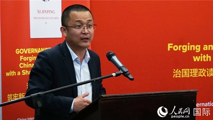 中非青年婦女協會主席、南非大學教授秦效順在讀書會上發(fā)言。人民網 劉暢攝