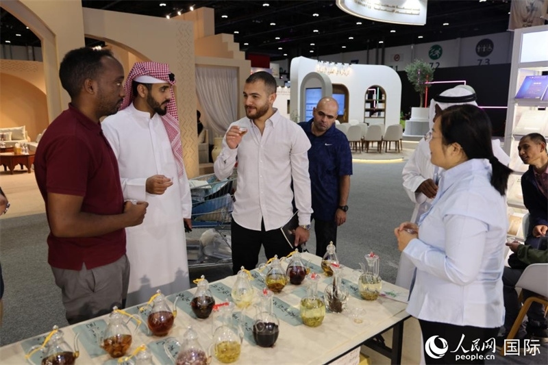 在“閱讀中國”館，當?shù)刈x者通過品味中國茶，了解中國文化。人民網(wǎng)記者 張志文攝