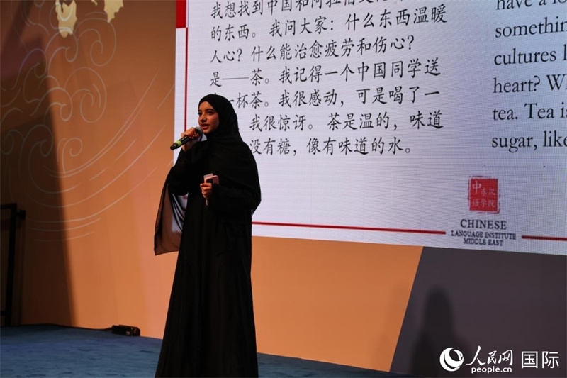 第四屆“阿聯(lián)酋眼中的中國”中文比賽上，一位阿聯(lián)酋漢語學(xué)習(xí)者與觀眾分享對中國茶文化的思考。人民網(wǎng)記者 張志文攝
