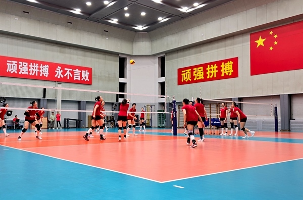 4月28日，中國女排在主教練趙勇的帶領(lǐng)下進(jìn)行訓(xùn)練。人民網(wǎng)記者 胡雪蓉?cái)z