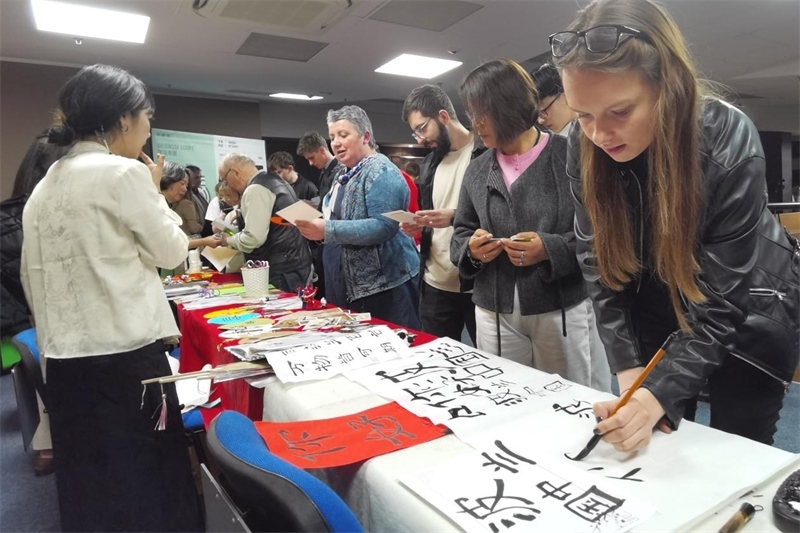 現(xiàn)場(chǎng)來賓體驗(yàn)中國傳統(tǒng)文化。中國駐波蘭大使館供圖。