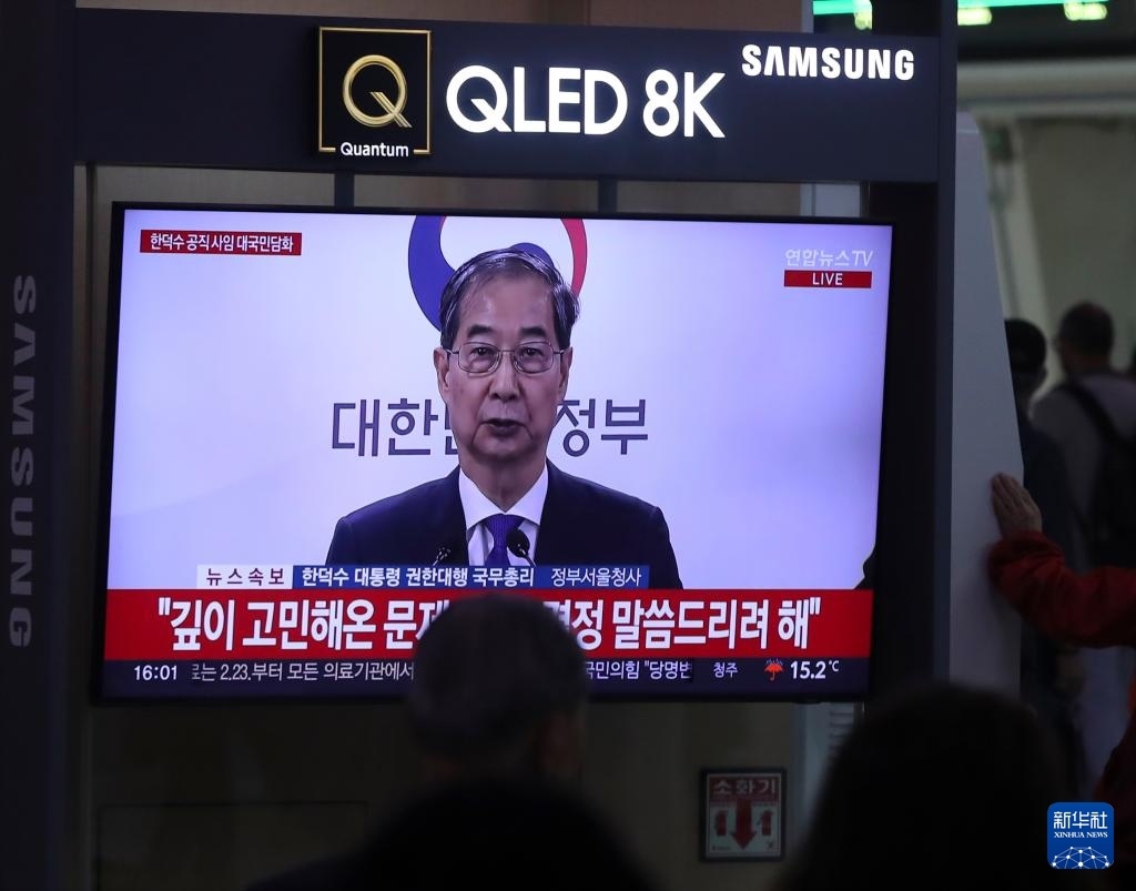 5月1日，在韓國(guó)首爾火車(chē)站，民眾觀(guān)看韓德洙辭職的新聞。新華社記者 姚琪琳 攝