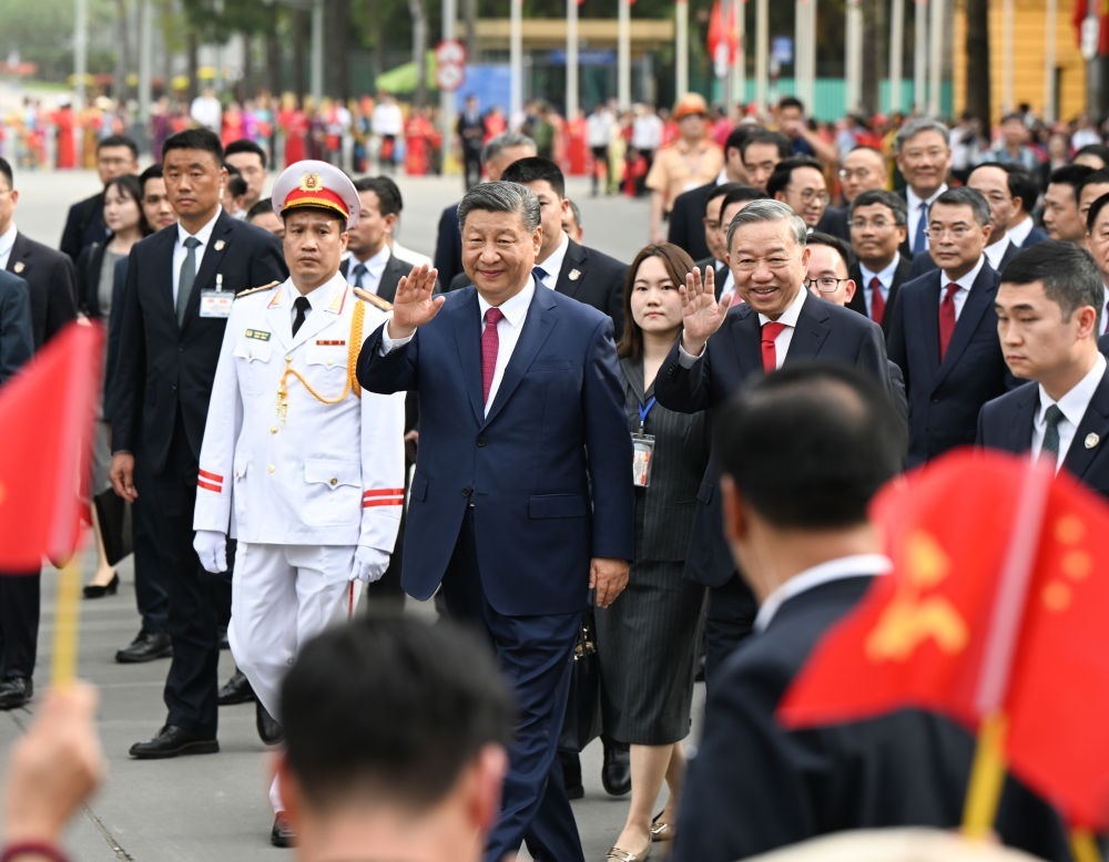 4月14日，中共中央總書記、國家主席習近平抵達河內對越南進行國事訪問。當日下午，越共中央總書記蘇林為習近平舉行隆重歡迎儀式。這是歡迎儀式后，習近平和蘇林一同步行前往越共中央駐地舉行會談時，向歡迎人群揮手致意。新華社記者 張領 攝