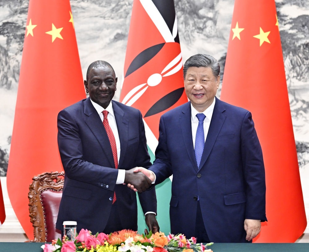 4月24日上午，國家主席習近平在北京人民大會堂同來華進行國事訪問的肯尼亞總統(tǒng)魯托舉行會談。這是習近平同魯托握手。新華社記者 岳月偉 攝