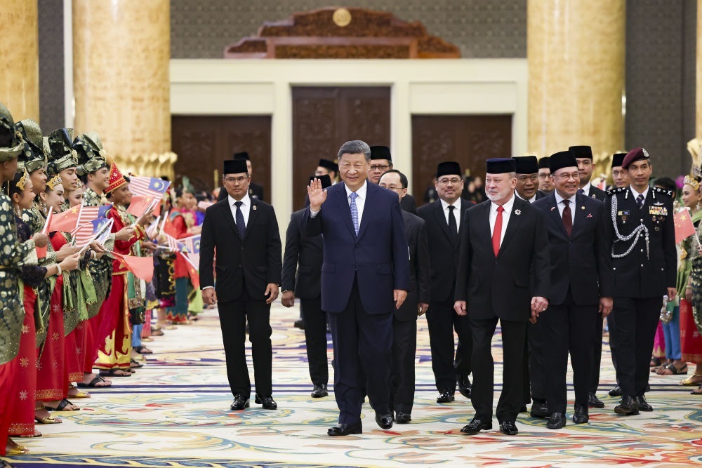 4月16日上午，馬來西亞最高元首易卜拉欣在馬來西亞國家王宮同中國國家主席習近平舉行會見。會見后，習近平出席易卜拉欣舉行的歡迎宴會。這是習近平向歡迎人群揮手致意。新華社記者 黃敬文 攝