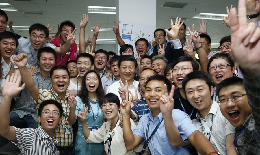 2013年8月29日，習(xí)近平總書記在東軟集團(tuán)（大連）有限公司同年輕員工親切合影。新華社記者 鞠鵬 攝