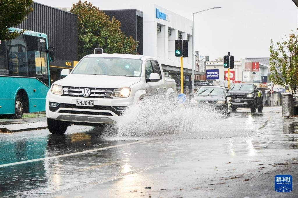 5月1日，汽車行駛在新西蘭南島城市克賴斯特徹奇的街頭。新華社發(fā)（陳思雨蒙 攝）