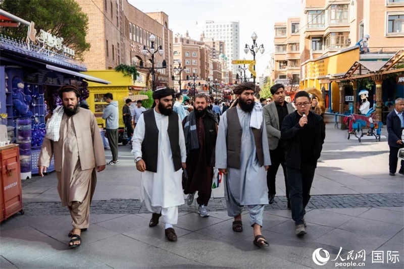 代表團在新疆國際大巴扎參觀。人民網(wǎng)記者 章凱風攝