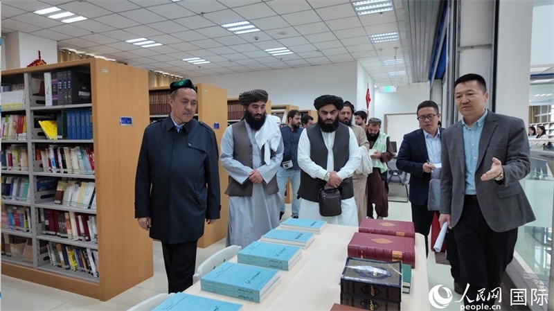 代表團在新疆伊斯蘭教經(jīng)學院圖書館參觀。人民網(wǎng)記者 章凱風攝
