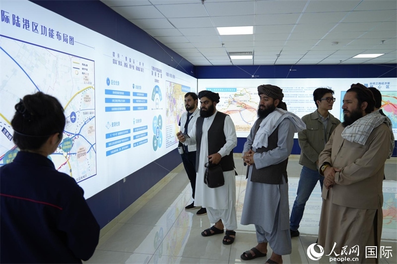 代表團在烏魯木齊國際陸港區(qū)參觀。人民網(wǎng)記者 章凱風攝