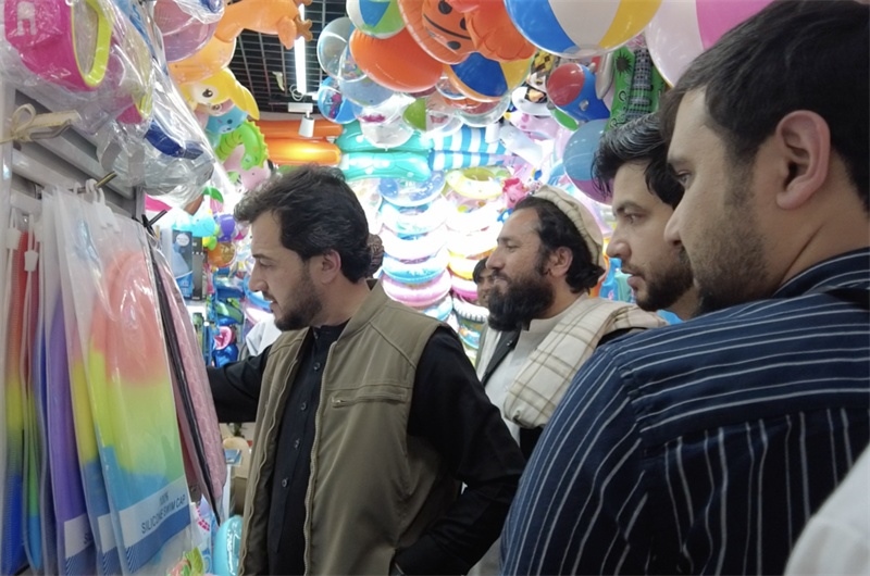 代表團在義烏國際商貿(mào)城參觀。CGTN記者 楊剛攝