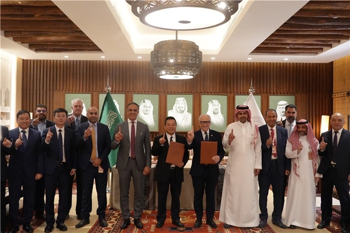 簽約合影。中國(guó)鐵建供圖