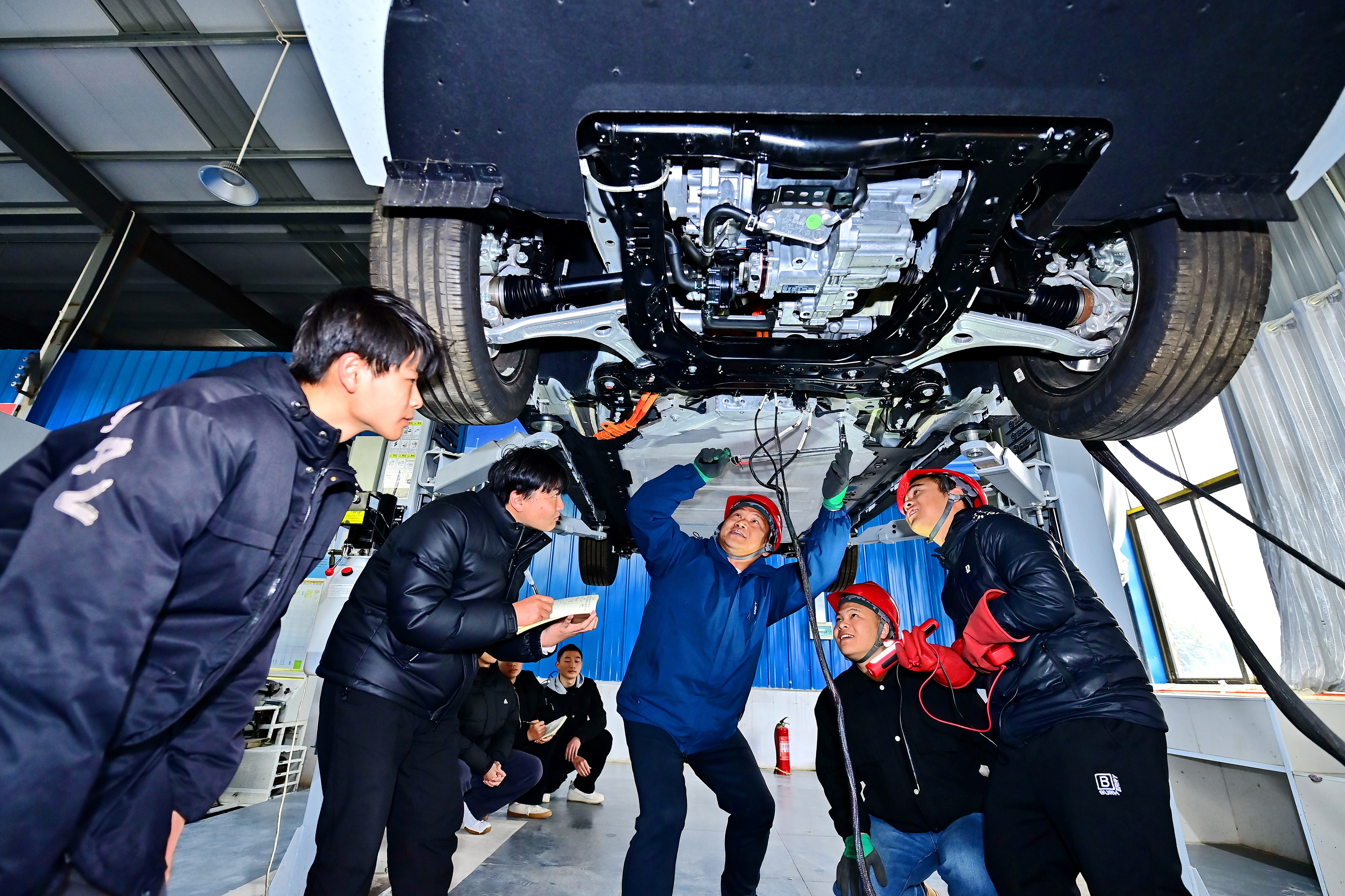 2025年2月，江西省宜春市，豐城市的一所技工學(xué)校實(shí)訓(xùn)基地內(nèi)，新能源汽車(chē)運(yùn)維專(zhuān)業(yè)學(xué)生在老師的指導(dǎo)下學(xué)習(xí)新能源汽車(chē)電池包檢修技術(shù)。