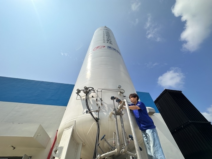 陳恩偉在海南商業(yè)航天發(fā)射場技術(shù)區(qū)罐區(qū)進行液氮轉(zhuǎn)注前準(zhǔn)備。新華社記者 陳凱姿 攝