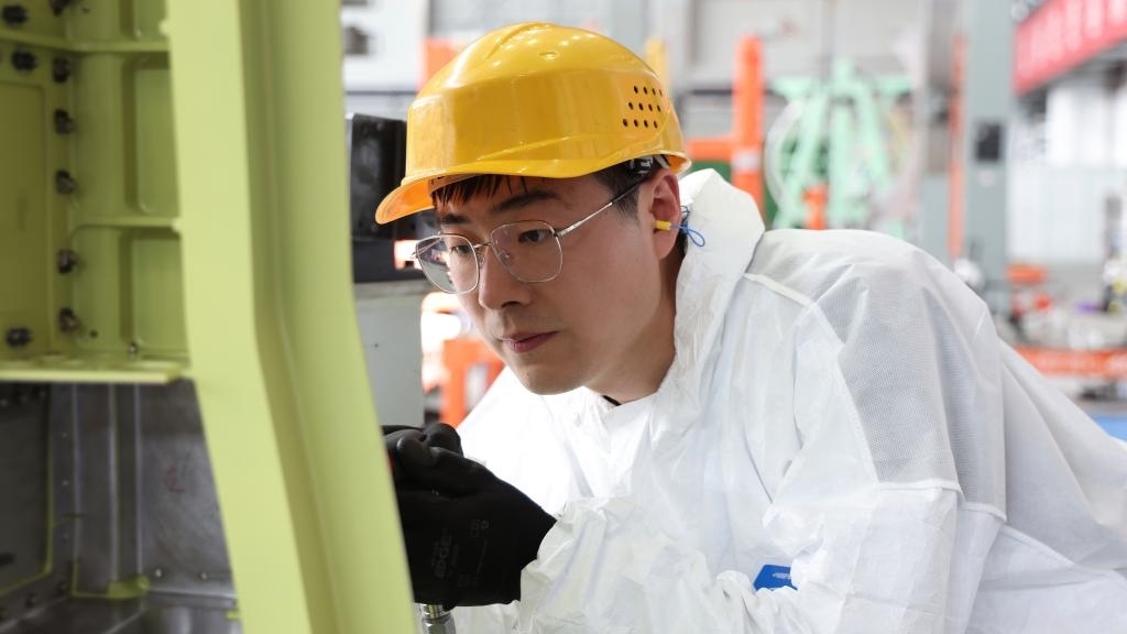 在中國航空工業(yè)集團成飛車間內(nèi)，飛機鉚裝鉗工首席操作技師馮攀龍正在工作。（新華社發(fā)）