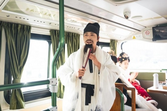 身著古裝的“伴游”在“長安尋夢(mèng)”主題觀光車上為游客講解。（受訪者供圖）